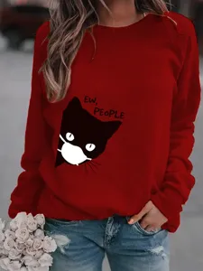 Primo piano dettagliato della grafica del gatto nero con maschera e lettere sulla felpa.