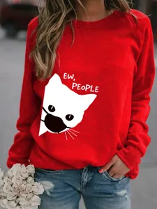 Primo piano della felpa rossa a maniche lunghe con stampa di gatto e scritta simpatica.