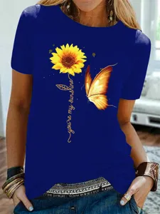 Close-up detail van donkerblauw dames korte mouw t-shirt met zonnebloem vlinder grafisch.