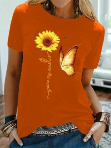 Oranje korte mouw t-shirt detail met zonnebloem en prachtige vlinder print.