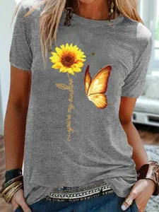 Gedetailleerd overzicht van een grijze T-shirt met korte mouwen en zonnebloemprint.