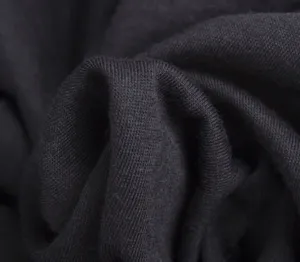 Nahaufnahme des weichen schwarzen Strickstoffs mit klarer und feiner Textur im Detail.