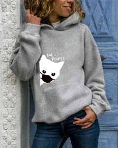 Dettaglio della felpa con cappuccio grigia da donna con stampa grafica di gatto carina.