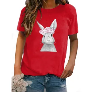Nahaufnahme Detail des roten Damen Kurzarm T-Shirts mit niedlichem Hasen Skizzen Print.