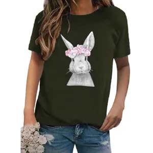 Dunkelgrünes Damen Kurzarm T-Shirt mit süßem Hasen Blumenkranz Grafik Print Design.