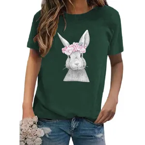 Detailansicht des dunkelgrünen Kurzarm-T-Shirts mit einem süßen Hasen-Print und Blumenkranz drauf.