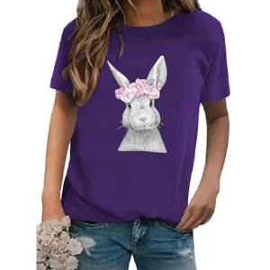 Detailaufnahme des violetten Damen-Kurzarmshirts mit einem süßen Hasen-Sketch-Print.