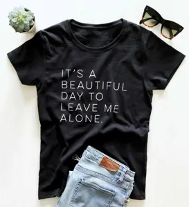 T-shirt noir pour femme avec imprimé slogan, haut d'été à manches courtes et style décontracté.