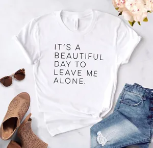 T-shirt à manches courtes en coton blanc avec imprimé citation inspirante, vue à plat.