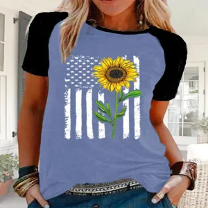Primer plano detalle de camiseta raglan de mujer manga corta con estampado bandera y girasol.