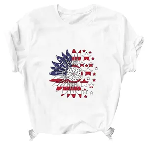 Camiseta blanca de manga corta con estampado de girasol y bandera americana.