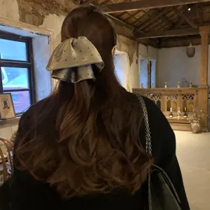 Pince à cheveux à pois française en satin style jupe accessoire de coiffure femme.