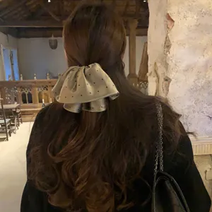 Pince à cheveux en satin à pois style français, élégant accessoire rétro pour queue de cheval.