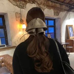 Pince à cheveux satinée à pois style français pour coiffure élégante accessoire mode.
