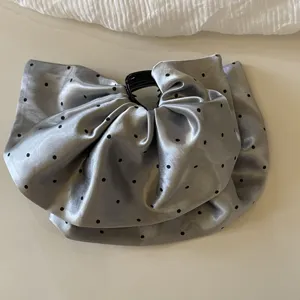 Pince à cheveux en satin à pois style français élégant accessoire de queue de cheval femme