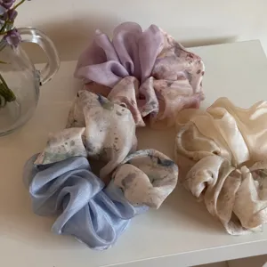 Primer plano de coleteros degradados en acuarela, con tela suave y estilo elegante.