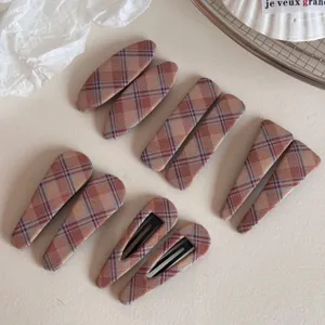 Vista detallada de pinzas para el cabello de tela a cuadros retro, accesorios de moda