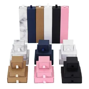Vari colori e dimensioni di scatole regalo a cassetto, vista dettagliata di gioielli in carta.