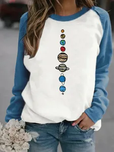 Vue détaillée du sweat-shirt décontracté à manches raglan avec imprimé de planètes.