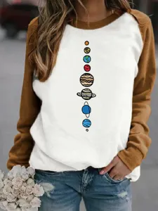 Vue rapprochée du sweat-shirt à manches raglan doté d'un imprimé unique du système solaire.