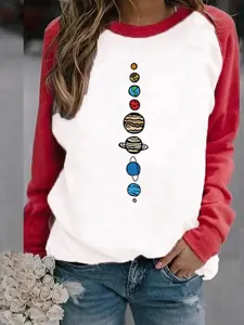 Vue détaillée du sweat polaire d'hiver avec un joli imprimé de planètes du système solaire.