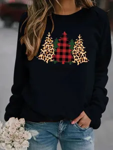 Primo piano della felpa nera con stampa festiva di albero di Natale leopardato e a quadri.