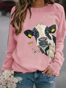 Detailopname van de roze fleece sweater met leuke koe- en vlindergrafische print.