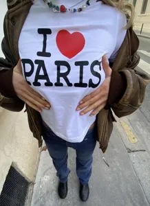 Gynaikeio leuko kontomaniko t-shirt casual paris me print stylish streetwear top mode