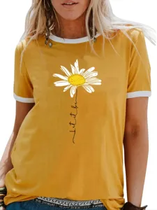 Λεπτομερής όψη του κίτρινου κοντομάνικου t-shirt με χαριτωμένο σχέδιο μαργαρίτας.