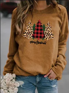 Primo piano felpa donna casual manica lunga girocollo con stampa albero di natale.