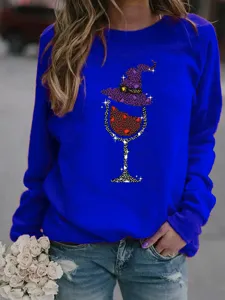 Vue détaillée du sweat-shirt bleu roi à manches longues avec un motif de verre à vin.