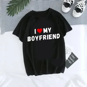 Camiseta negra de manga corta con estampado de corazon I love my boyfriend top casual