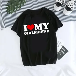 Vista detallada de la camiseta negra de manga corta con estampado gráfico romántico.