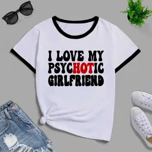 Camiseta blanca de manga corta ringer con estampado gráfico divertido, top de verano casual.