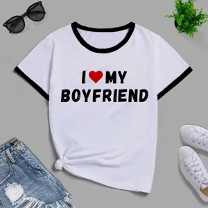 Vista detallada de camiseta blanca ringer con borde negro y estampado love boyfriend.