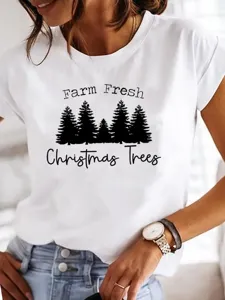 Λεπτομέρεια λευκού κοντομάνικου t-shirt με χριστουγεννιάτικο δέντρο και εκτύπωση.