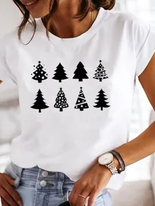 T-shirt me typoma christougenniatikou dentrou, lefko casual mplouzaki gia gynikes.
