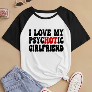 Camiseta casual de manga corta raglán en blanco y negro con estampado de letras para mujer.