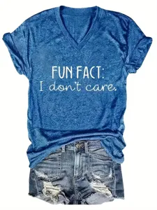 Vista dettagliata della t-shirt blu casual con scollo a V, stampa simpatica e shorts di jeans.
