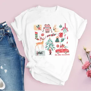 Vue détaillée du t-shirt blanc présentant une superbe impression graphique d'aquarelle de Noël.