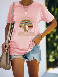 Close-up van het casual roze grafische T-shirt met korte mouwen en een schattige luiaardprint.