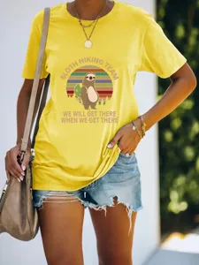 Gedetailleerd overzicht van de schattige luiaard grafische print en tekst op het gele t-shirt.