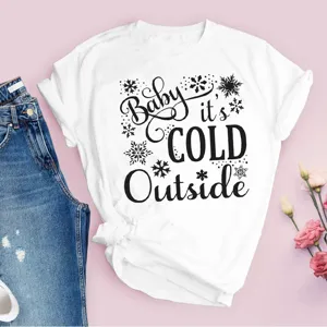 T-shirt blanc à manches courtes graphique d'hiver de Noël avec joli détail d'impression.
