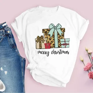 Vue détaillée du t-shirt blanc avec un bel imprimé graphique sur le thème de Noël.