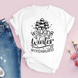 T-shirt à manches courtes blanc décontracté avec imprimé graphique d'arbre de Noël hivernal.