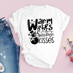 Vue détaillée du t-shirt blanc de Noël avec un joli imprimé de bonhomme de neige et de vœux.