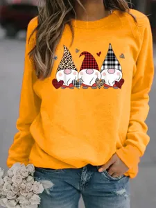 Vue détaillée d'un sweat-shirt à manches longues jaune vif avec de charmants gnomes.