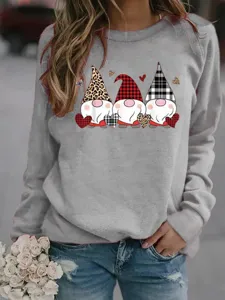 Vue détaillée du joli motif de gnome de Noël imprimé sur un sweat en molleton gris.