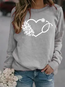 Graues Fleece-Sweatshirt mit Rundhalsausschnitt und einem niedlichen Herz-Stethoskop-Druck.