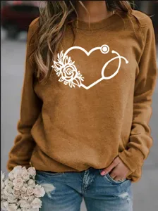 Detailansicht des braunen Damen Fleece Sweatshirts mit Stethoskop Herz Blumen Print.